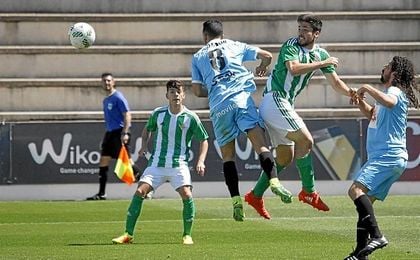 Paco Torres remata en el duelo de los verdiblancos contra la UB Lebrijana (1-1). Paco Torres remata en el duelo de los verdiblancos contra la UB Lebrijana (1-1).