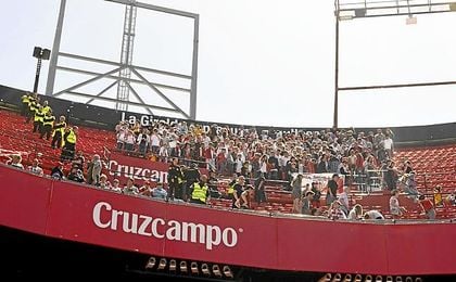 La afición del Sporting, en Nervión. La afición del Sporting, en Nervión.