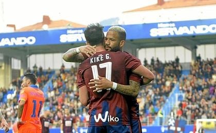 Bebé abrió el marcador. Bebé abrió el marcador.