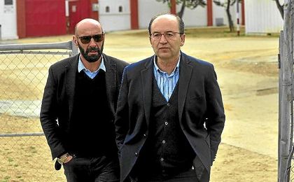 Monchi, junto a Pepe Castro, en la ciudad deportiva sevillista. Monchi, junto a Pepe Castro, en la ciudad deportiva sevillista.