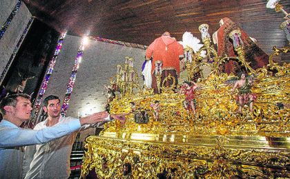 Directivos y capitanes realizaron ayer la tradicional visita y ofrenda a la Hermandad de San Pablo. Directivos y capitanes realizaron ayer la tradicional visita y ofrenda a la Hermandad de San Pablo.