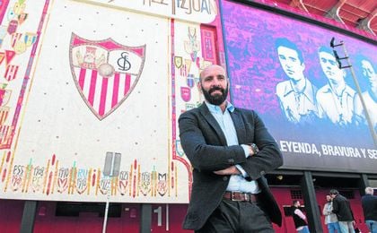 Ramón Rodríguez Verdejo posa orgulloso para ESTADIO Deportivo a las puertas del Ramón Sánchez-Pizjuán, su casa durante casi tres décadas. Ramón Rodríguez Verdejo posa orgulloso para ESTADIO Deportivo a las puertas del Ramón Sánchez-Pizjuán, su casa durante casi tres décadas.