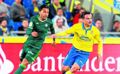 Petros persigue a Roque Mesa. Petros persigue a Roque Mesa.