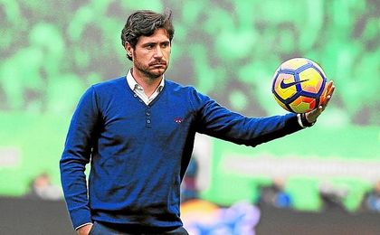 Víctor tiene pie y medio fuera del Betis. Víctor tiene pie y medio fuera del Betis.
