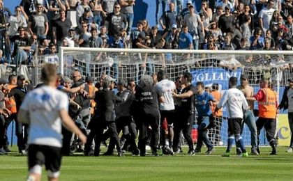 Los ultras del Bastia saltaron al césped. Los ultras del Bastia saltaron al césped.
