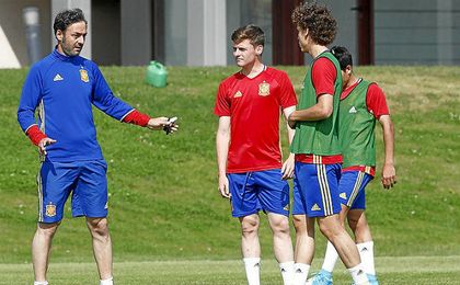 Santi Denia ofreció la lista de la rojita. Santi Denia ofreció la lista de la rojita.