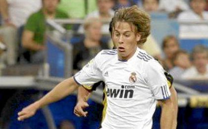 Recuerda su paso por el club blanco. Recuerda su paso por el club blanco.