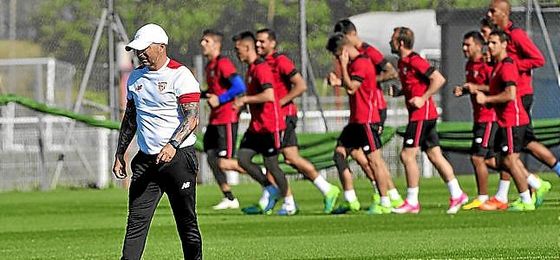 Jorge Sampaoli ya tiene decidido los 18 hombres para esta noche. Jorge Sampaoli ya tiene decidido los 18 hombres para esta noche.