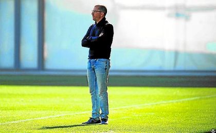 José Juan, en la banda de la Ciudad Deportiva Luis del Sol, que visita mañana el Recre B. José Juan, en la banda de la Ciudad Deportiva Luis del Sol, que visita mañana el Recre B.