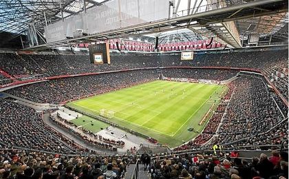 Emotivo homenaje del Ajax a una de sus leyendas. Emotivo homenaje del Ajax a una de sus leyendas.