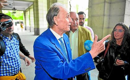 Lopera llegó sonriente y tranquilo a los juzgados y se mostró locuaz ante los medios de comunicación. Lopera llegó sonriente y tranquilo a los juzgados y se mostró locuaz ante los medios de comunicación.