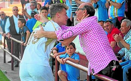 Domingo se abraza a su padre tras marcar el domingo el 2-1 ante la Lebrijana. Domingo se abraza a su padre tras marcar el domingo el 2-1 ante la Lebrijana.