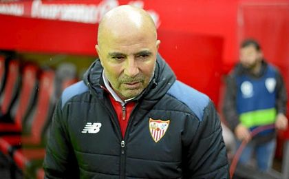 Sampaoli, antes del comienzo del partido en la banda del Sánchez-Pizjuán. Sampaoli, antes del comienzo del partido en la banda del Sánchez-Pizjuán.