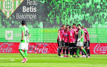La sonrojante derrota ante el Alavés aleja definitivamente al Betis de la posibilidad de quedar de nuevo entre los diez primeros de la clasificación. La sonrojante derrota ante el Alavés aleja definitivamente al Betis de la posibilidad de quedar de nuevo entre los diez primeros de la clasificación.