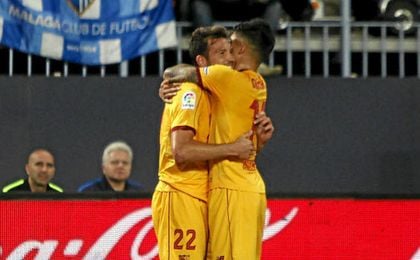 Correa felicita a Franco Vázquez por su gol. Correa felicita a Franco Vázquez por su gol.