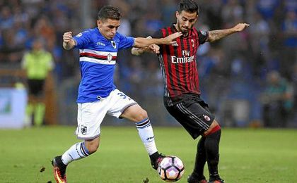 Lucas Torreira pugna una pelota con el milanista Suso. Lucas Torreira pugna una pelota con el milanista Suso.