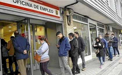El paro registra en abril su mayor caída mensual de la historia El paro registra en abril su mayor caída mensual de la historia