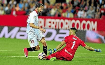 Franco Vázquez intenta zafarse de Rulli en una jugada. Franco Vázquez intenta zafarse de Rulli en una jugada.