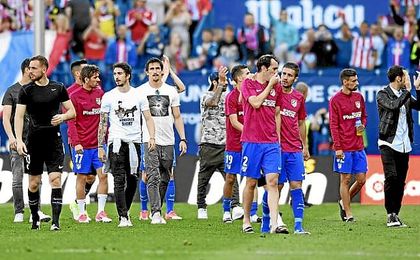 Godín, junto a Gabi tras acabar el partido ante el Eibar. Godín, junto a Gabi tras acabar el partido ante el Eibar.