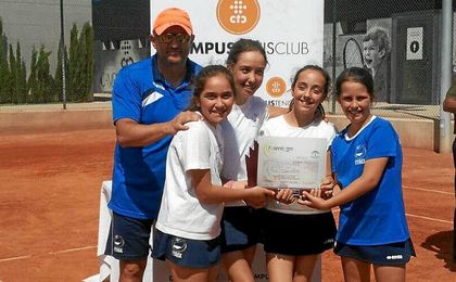 En la imagen, las corianas vencedoras en la categoría alevín. En la imagen, las corianas vencedoras en la categoría alevín.