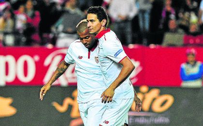 Ganso celebra uno de los dos goles que marcó contra el Granada. Ganso celebra uno de los dos goles que marcó contra el Granada.
