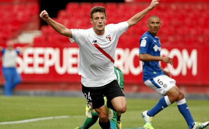 Gual hizo el doblete que dio el triunfo al Sevilla Atlético. Gual hizo el doblete que dio el triunfo al Sevilla Atlético.