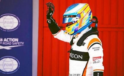 Alonso saluda al público español tras bajarse del monoplaza. Alonso saluda al público español tras bajarse del monoplaza.