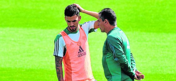 A Alexis Trujillo se le está viendo especialmente comunicativo con Dani Ceballos en sus primeras sesiones como entrenador del Betis. A Alexis Trujillo se le está viendo especialmente comunicativo con Dani Ceballos en sus primeras sesiones como entrenador del Betis.