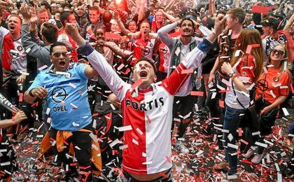 El Feyenoord llevó la locura a su afición. El Feyenoord llevó la locura a su afición.