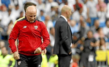 Sampaoli, cabizbajo en la banda del Bernabéu. Sampaoli, cabizbajo en la banda del Bernabéu.