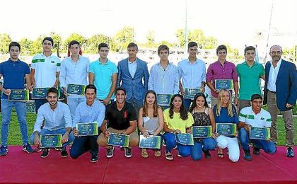 Imagen del acto con algunos premiados en la dársena del Guadalquivir. Imagen del acto con algunos premiados en la dársena del Guadalquivir.