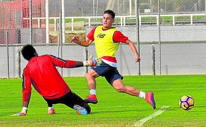 Matos intenta superar a Ondoa, que hoy podría ser titular por la baja de Caro. Matos intenta superar a Ondoa, que hoy podría ser titular por la baja de Caro.