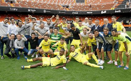 Los jugadores del Villarreal celebran el quinto puesto en el césped de Mestalla. Los jugadores del Villarreal celebran el quinto puesto en el césped de Mestalla.