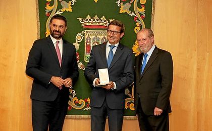 Jorge Paradela, presidente de la Fundación Cruzcampo, junto a Javier Fernández y Fernando Rodríguez Villalobos, recoge la Placa de Honor de la Provincia de Sevilla. Jorge Paradela, presidente de la Fundación Cruzcampo, junto a Javier Fernández y Fernando Rodríguez Villalobos, recoge la Placa de Honor de la Provincia de Sevilla.