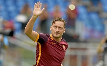 Totti anuncia que jugará el domingo su último partido con el Roma Totti anuncia que jugará el domingo su último partido con el Roma