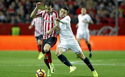 El sevillista Matías Kranevitter le arrebata el balón a Lekue durante un partido de Liga. El sevillista Matías Kranevitter le arrebata el balón a Lekue durante un partido de Liga.
