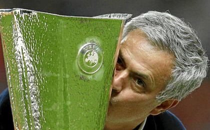 Mourinho besa el trofeo de la Europa League. Mourinho besa el trofeo de la Europa League.