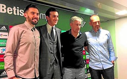 Quique Setién trabajará junto a Eder Sarabia, Fran Soto y Marcos Álvarez, que sigue en el club. Quique Setién trabajará junto a Eder Sarabia, Fran Soto y Marcos Álvarez, que sigue en el club.