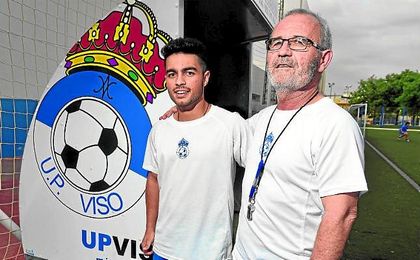 En la imagen, Álvaro y Eusebio Navarro, padre e hijo, entrenador y preparador físico visueños, celebran la permanencia. En la imagen, Álvaro y Eusebio Navarro, padre e hijo, entrenador y preparador físico visueños, celebran la permanencia.