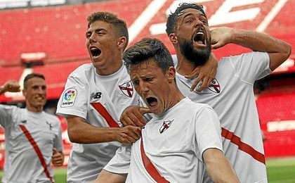 Marc Gual celebra uno de sus dos goles ante el Cádiz. Marc Gual celebra uno de sus dos goles ante el Cádiz.