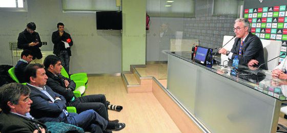 El ya exdirector deportivo del Betis Miguel Torrecilla, ante la atenta mirada de José Miguel López-Catalán y Ángel Haro, durante una de las dos ruedas de prensa que ofreció el salmantino durante su etapa en el Betis. El ya exdirector deportivo del Betis Miguel Torrecilla, ante la atenta mirada de José Miguel López-Catalán y Ángel Haro, durante una de las dos ruedas de prensa que ofreció el salmantino durante su etapa en el Betis.