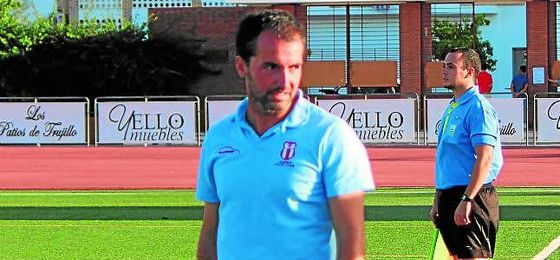 En la imagen, Miguel Centeno, entrenador del Osuna, durante un encuentro de Liga. En la imagen, Miguel Centeno, entrenador del Osuna, durante un encuentro de Liga.