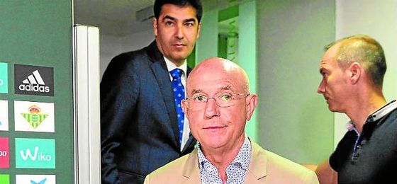 Serra, en su presentación con el Betis. Serra, en su presentación con el Betis.
