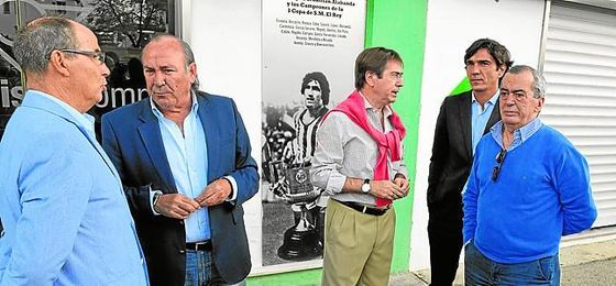 Julio Cardeñosa junto a otros jugadores históricos del Betis en el homenaje a Francisco Bizcocho. Julio Cardeñosa junto a otros jugadores históricos del Betis en el homenaje a Francisco Bizcocho.