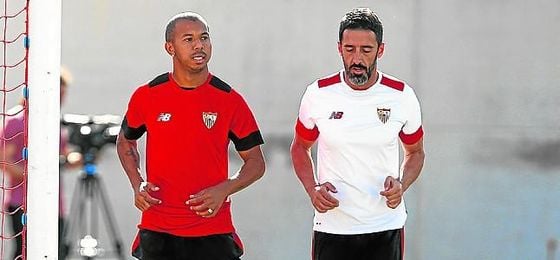 Mariano Ferreira, trabajando con un recuperador en la ciudad deportiva sevillista. Mariano Ferreira, trabajando con un recuperador en la ciudad deportiva sevillista.