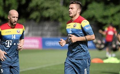 El bético, junto al lateral zurdo Latovlevici, también ex del Steaua. El bético, junto al lateral zurdo Latovlevici, también ex del Steaua.