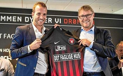Van der Vaart aún sigue perteneciendo al Betis. Van der Vaart aún sigue perteneciendo al Betis.