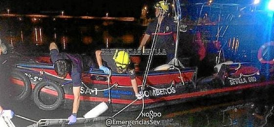 Imagen del momento del rescate en el Guadalquivir. Imagen del momento del rescate en el Guadalquivir.