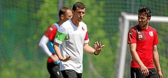 Javi Gracia, en un entrenamiento del Rubín Kazán. Javi Gracia, en un entrenamiento del Rubín Kazán.