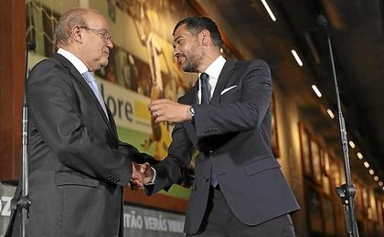 El técnico, con su nuevo presidente. El técnico, con su nuevo presidente.
